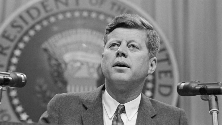 Le président John F. Kennedy s'exprimant à une conférence