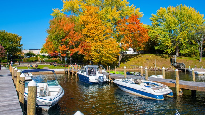 Des bateaux ont accroché sur le lac Winnipesaukee