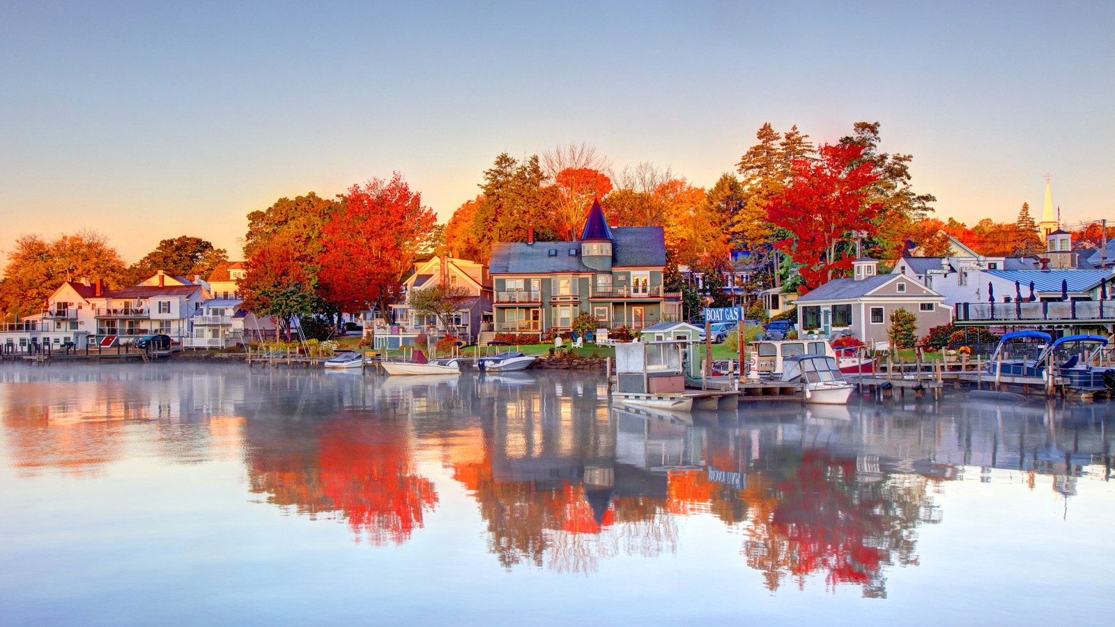 `` America's Olst Summer Resort Summer 'est un charmant New Hampshire Lake Town pour une escapade amusante