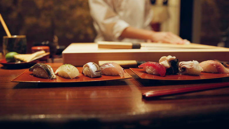 Plaques de ligne de sushi Nigiri dans un restaurant de Tokyo