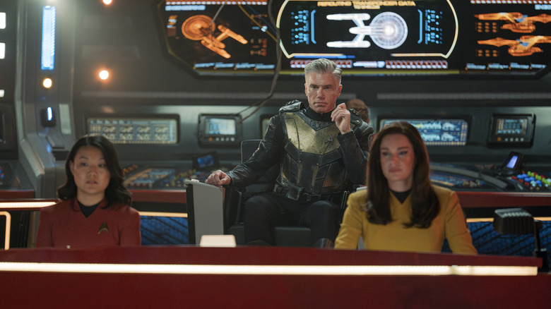 Rong Fu en tant que Mitchell, Anson monte en tant que Pike et Rebecca Romijn comme una dans Star Trek: Strange New Worlds, épisode 1, saison 3, streaming sur Paramount +, 2025