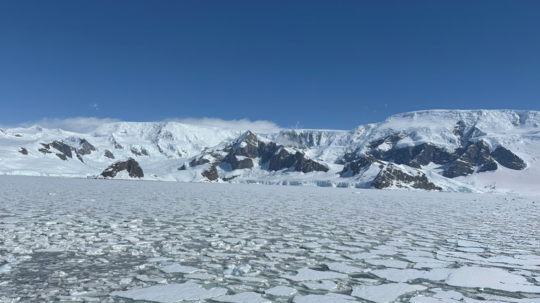 Montagnes dans un paysage douloureux de l'Antarctique