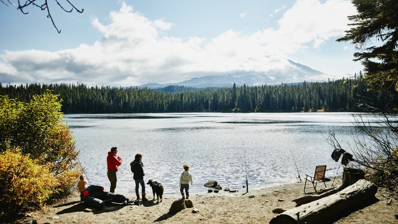 Famille jouant au bord du lac