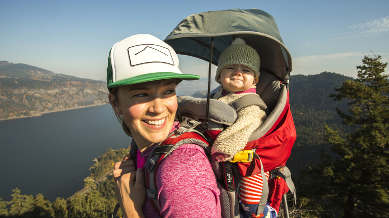 Une femme fait une randonnée avec son bébé sur un lac en Oregon