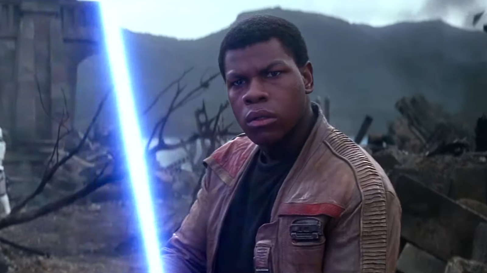 John Boyega révèle une scène de Star Wars coupée qui a confirmé Finn en tant que Jedi