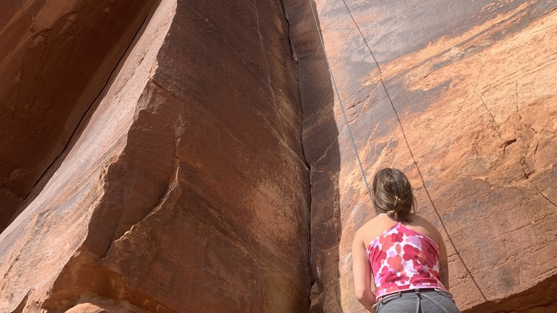 Un grimpeur prépare les cordes avant une ascension