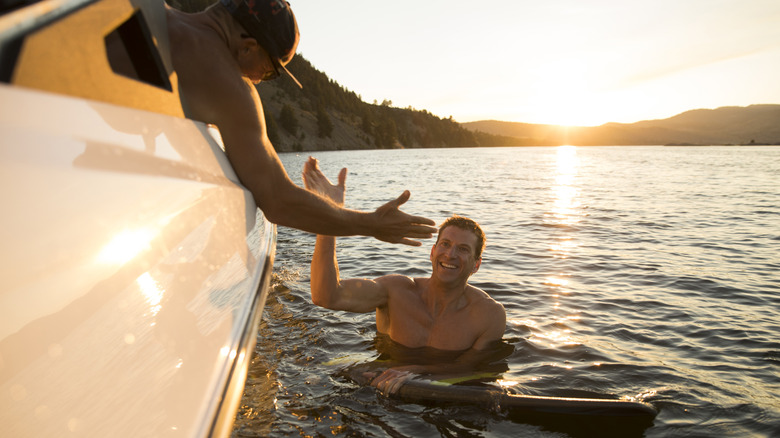 Deux gars donnant les cinq hauts après une session de wakeboard