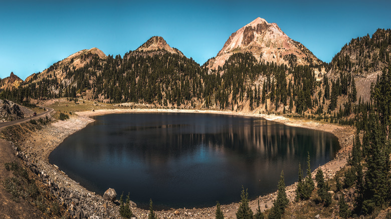 Un lac et deux pics dans le parc national volcanique de Lassen Peak