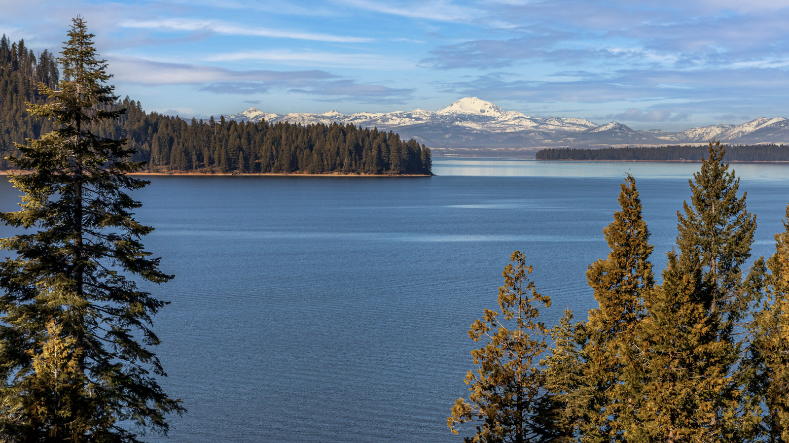La Sierra Nevada et les montagnes de Cascade en Californie se rencontrent dans ce lac éblouissant par un parc national