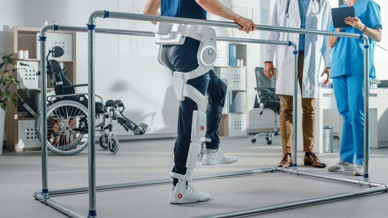 Patient portant un exosquelette robotique avancé pour aider à la physiothérapie