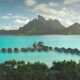 Une île tropicale à couper le souffle en Polynésie française a des plages vierges et des paysages luxuriants