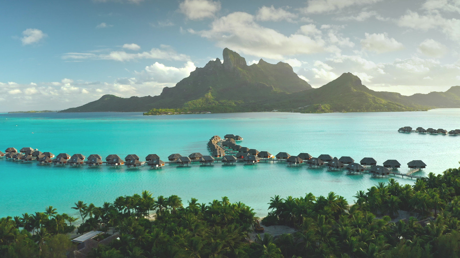 Une île tropicale à couper le souffle en Polynésie française a des plages vierges et des paysages luxuriants