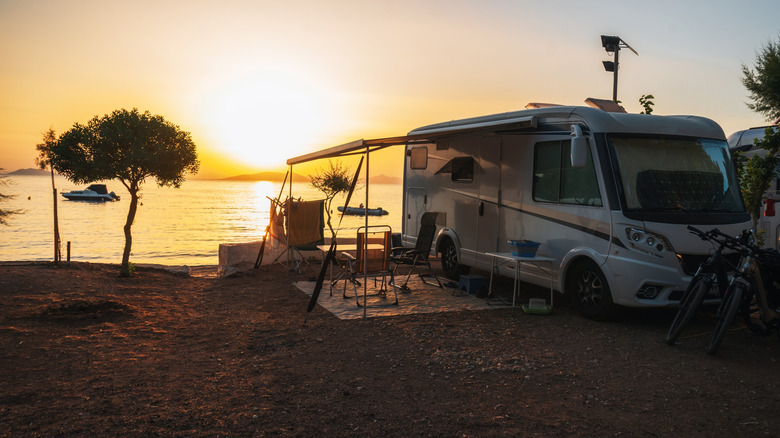 Vin de camping-car pour le RV sur le front de mer au coucher du soleil