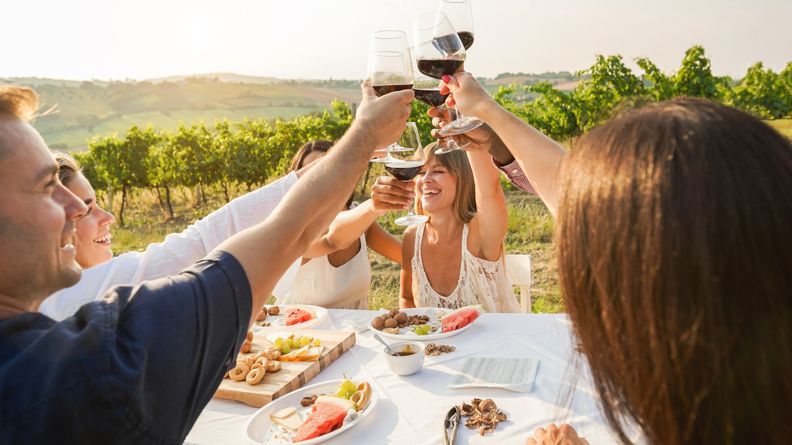Le faux pas de l'étiquette subtile en France qui pourrait ruiner la magie d'un repas partagé