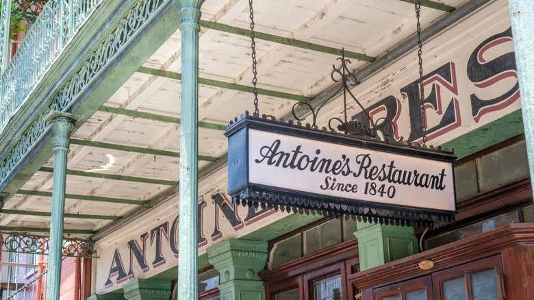 Signe du restaurant Antoine, Postes en fer vert