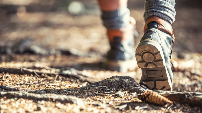 Gros plan des bottes de randonneur