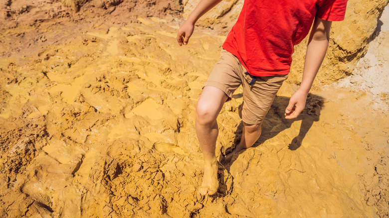 Randonneur debout dans le sable mouvant