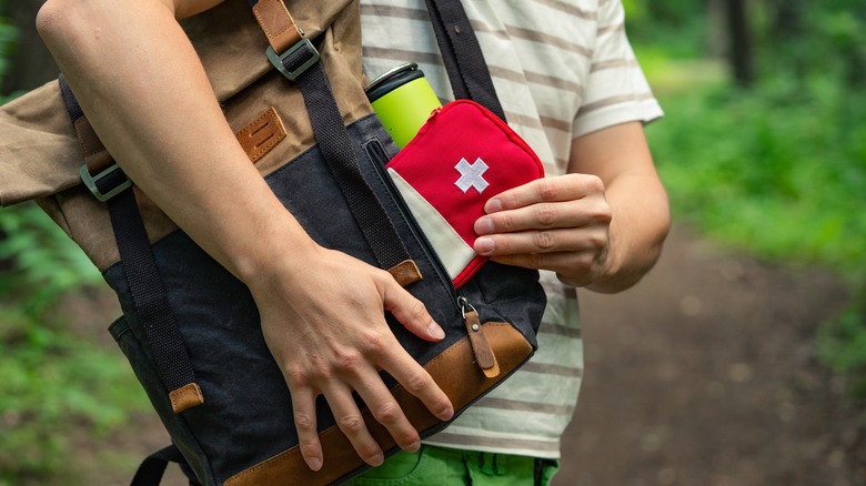 Gros plan de la trousse de premiers soins dans un sac à dos