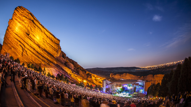Une foule regarde un groupe jouer à Red Rocks Amphitheatre