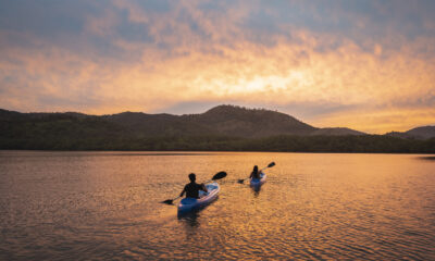 Le lac Lazy Escape du Colorado est un point de natation serein étreint par des collines et parsemé de kayaks