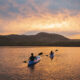 Le lac Lazy Escape du Colorado est un point de natation serein étreint par des collines et parsemé de kayaks