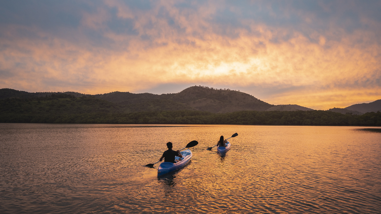 Le lac Lazy Escape du Colorado est un point de natation serein étreint par des collines et parsemé de kayaks