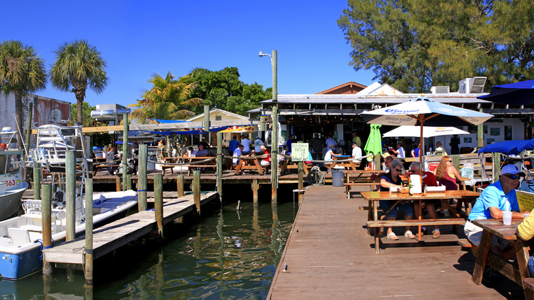 Diners profitant des fruits de mer frais à Star Fish Company, Dock and Patio