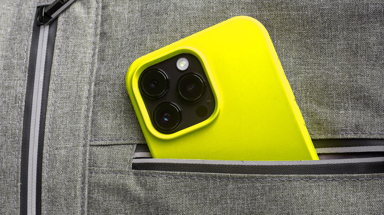 iPhone avec boîtier à l'intérieur d'une poche.