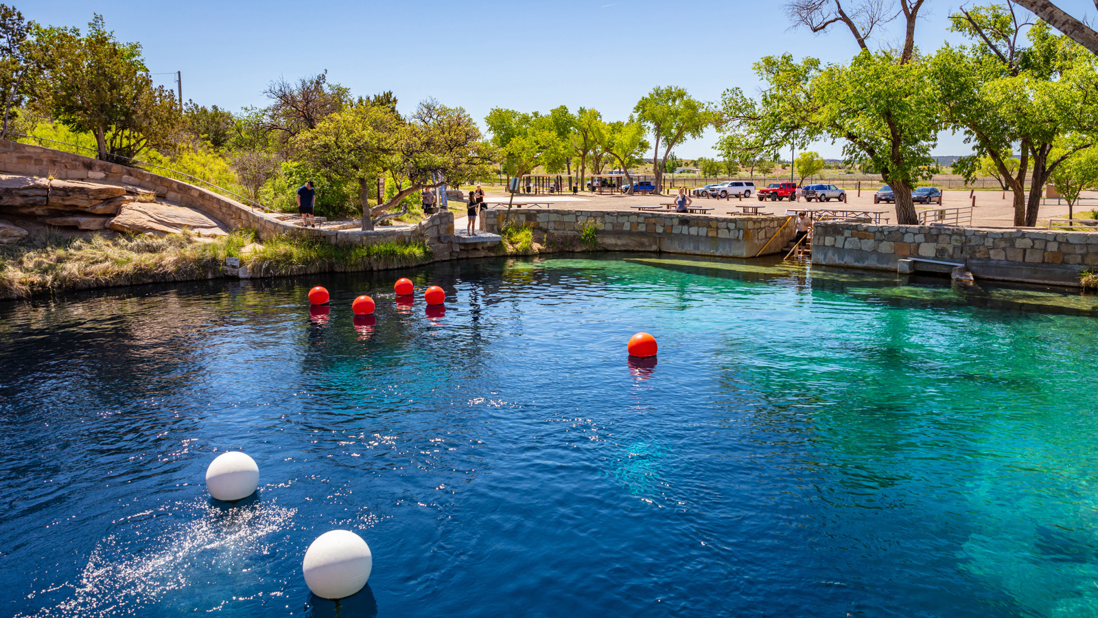 Le cœur du désert du Nouveau-Mexique possède un trou de natation serein avec des eaux bleues éthérées