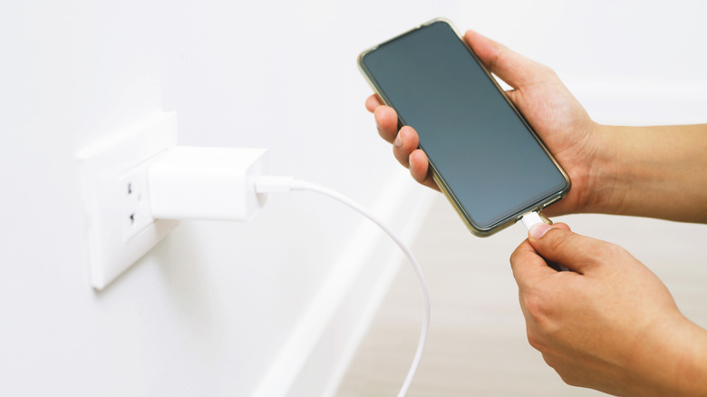 Brancher le téléphone dans la prise