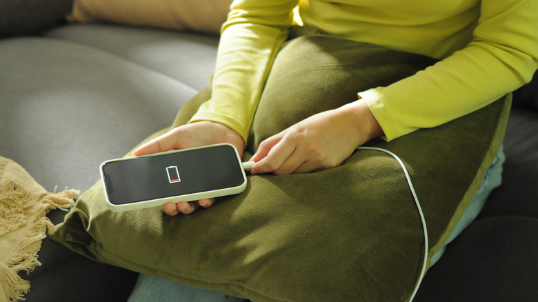 Téléphone mobile de charge avec une batterie faible