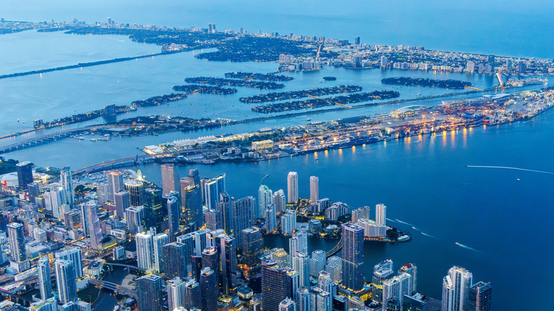 Vue aérienne de Miami montrant des gratte-ciel au centre-ville entourés d'eau