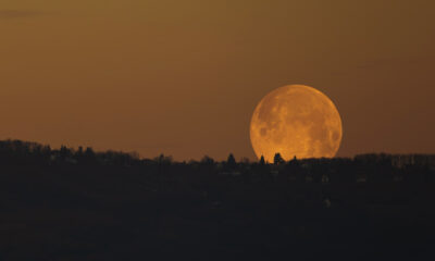 Pourquoi la lune a-t-elle l'air orange parfois?