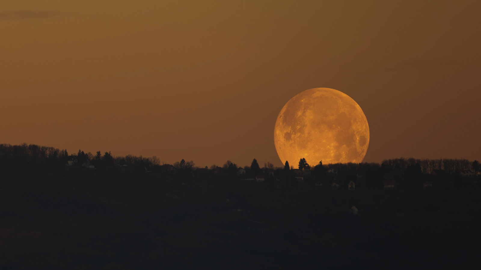 Pourquoi la lune a-t-elle l'air orange parfois?