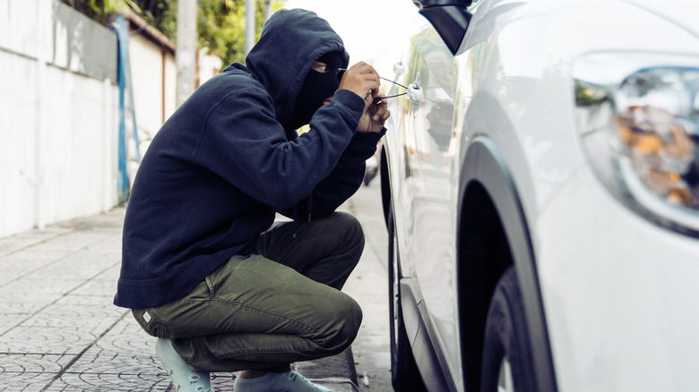 Voleur de voiture cueille la porte verrouillée