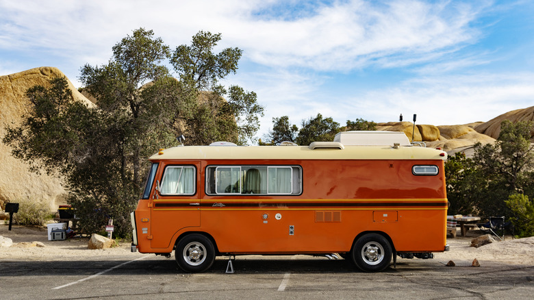 Retro Orange RV stationné avec California Mountain Ftearp