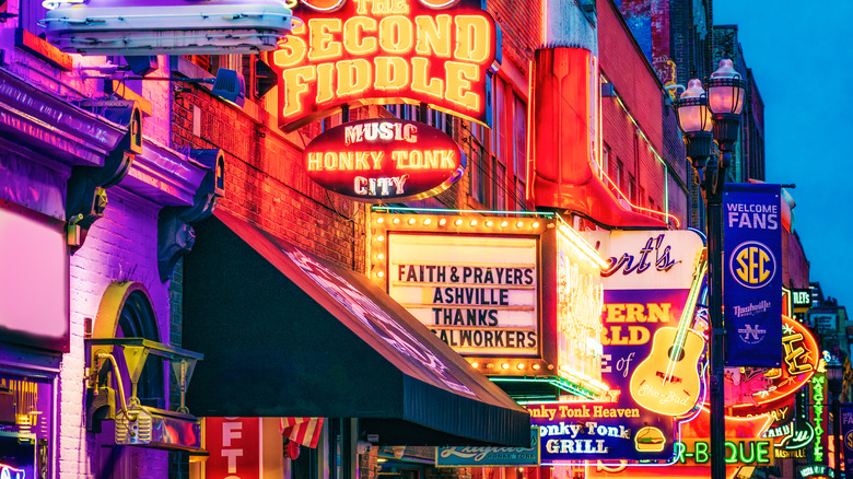 Enseignes néon dans le bas de Nashville à Broadway