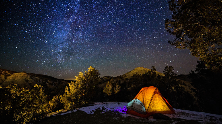 Déguellement éclairé dix au camping pendant la nuit avec Starry Sky