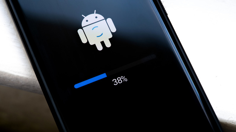 Téléphone Android avec barre de progression de mise à jour affichée