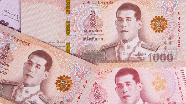Gros plan des billets de baht thaïlandais