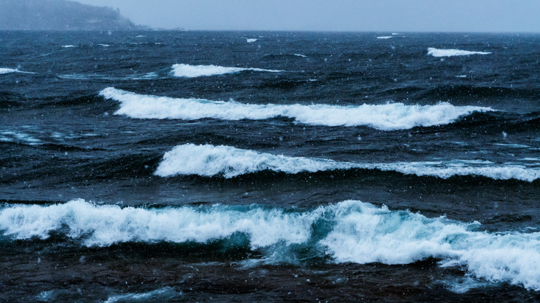 Des vagues s'écraser sur le lac Supérieur lors d'une tempête hivernale