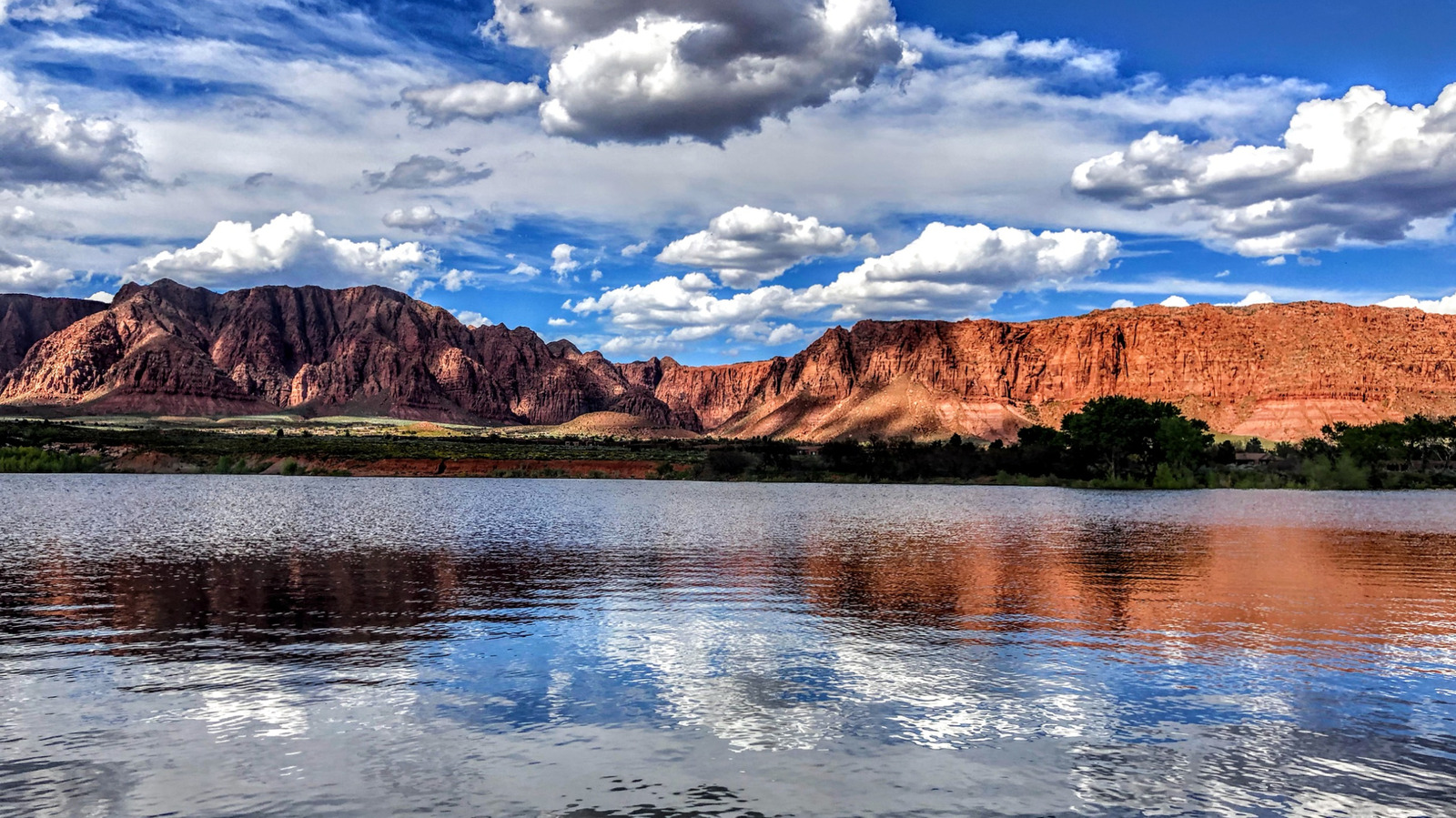 Le secret le plus rafraîchissant du sud de l'Utah est une natation à cadre désertique avec des vues éblouissantes
