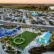 Ce parc RV Top Florida est une évasion parsemée d'une cabane débordante de piscines et de foyers