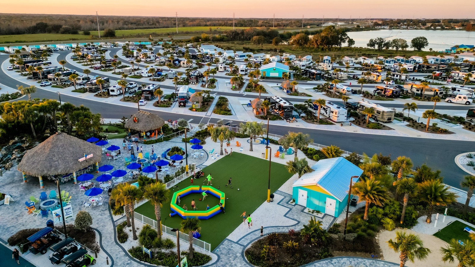 Ce parc RV Top Florida est une évasion parsemée d'une cabane débordante de piscines et de foyers