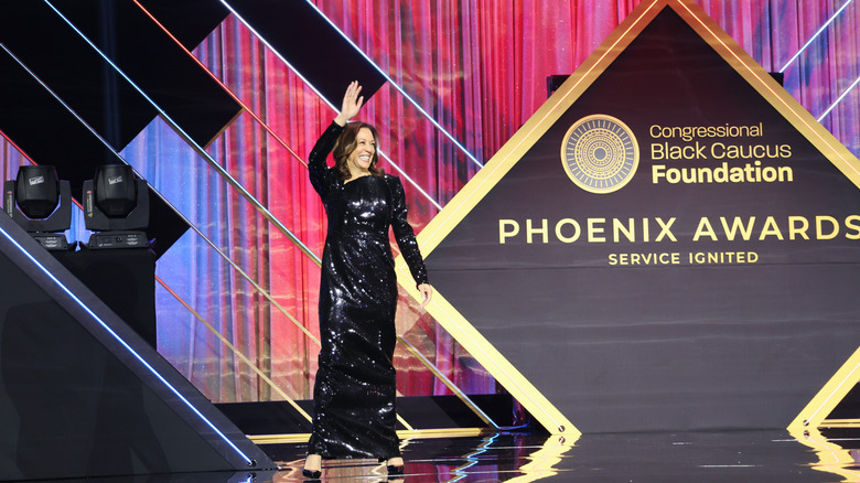 Kamala Harris aux Phoenix Awards en robe à paillettes