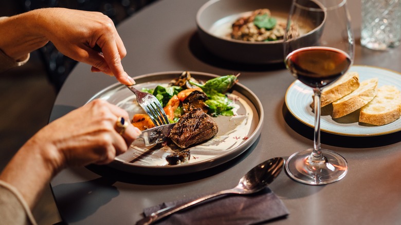 Gros plan du restaurant coupant en steak