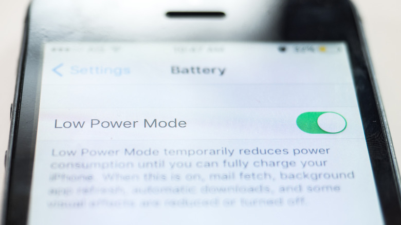 Écran iPhone affichant les paramètres de la batterie et le mode faible puissance sur