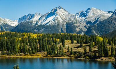 L'une des plages de natation les plus grandes et les plus pittoresques du Colorado est entourée de vues sur la montagne