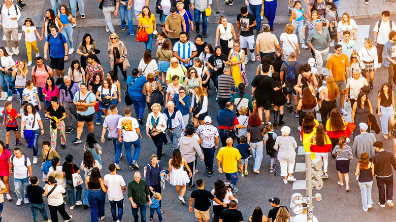 foule de personnes de démographie variable