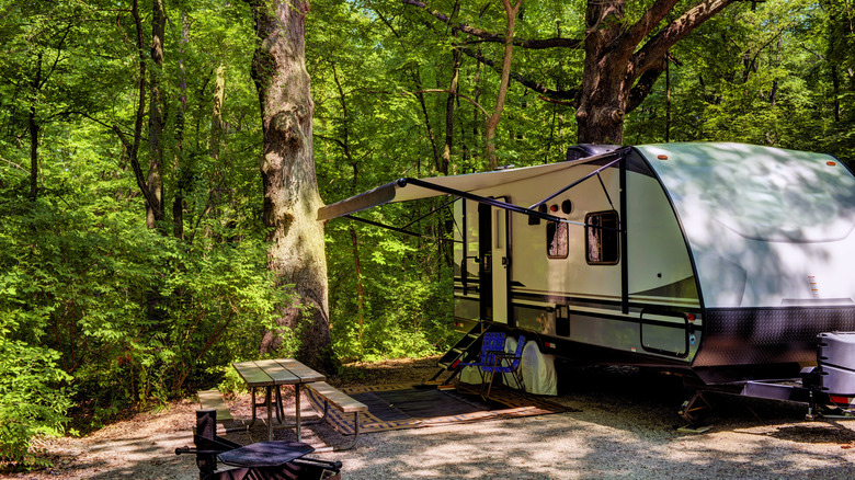 Camper installé dans un parc d'État de rock affamé